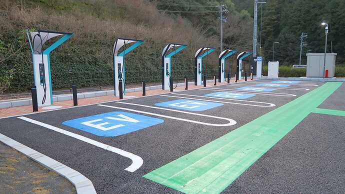 トイレ休憩で立ち寄った(充電はスルー)復路の新東名静岡SA上り線。あとは、この充電器で6台のEVが最大90kWを同時利用できるようになれば素敵です。