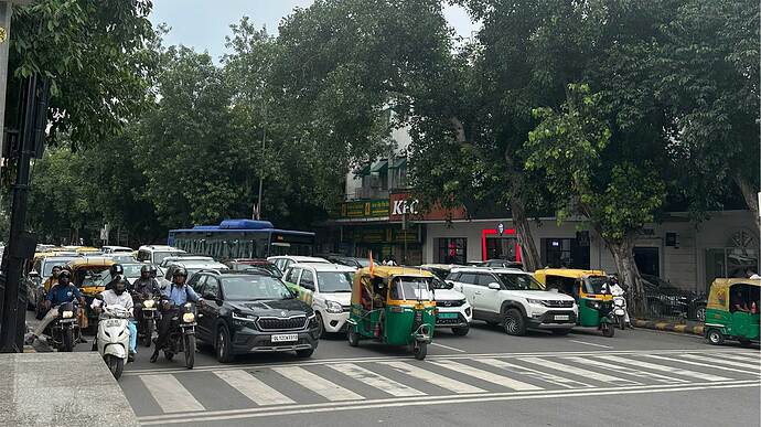 市内中心部の交通風景、車線の意味はほとんどない。（ニューデリーで撮影）