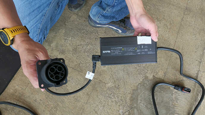 オプションでJ1772充電アダプター（2万7500円）も用意されてます。