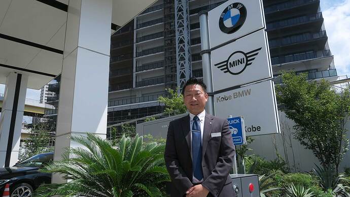 Kobe BMW ハーバー神戸支店店長の野崎慎吾さん。