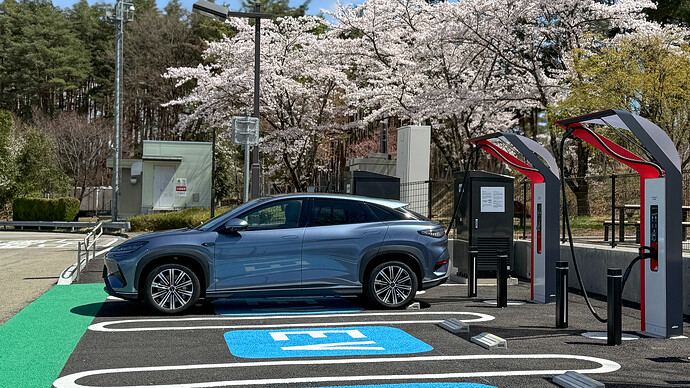 往路の充電は中央道下り線の八ヶ岳PAで9分間だけ。赤いマルチで100kW以上を記録。