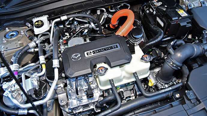 EVモデルではスカスカだったエンジンルームが見違えるようになっていた。