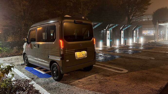 足柄SAで充電中のN-VAN e:。この時の30分で15.525kWhの充電が今回の検証中に記録した最高の充電量になりました。