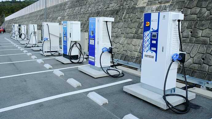 200V入力の比較的低出力な充電器の列。