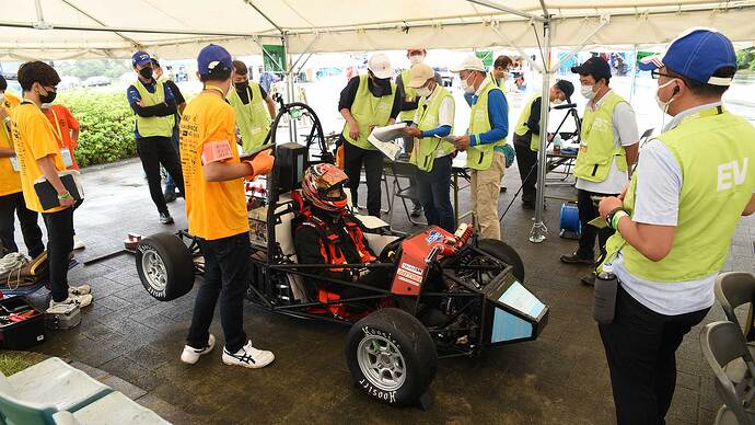 車検を受ける静岡大学チームのEVフォーミュラマシン。