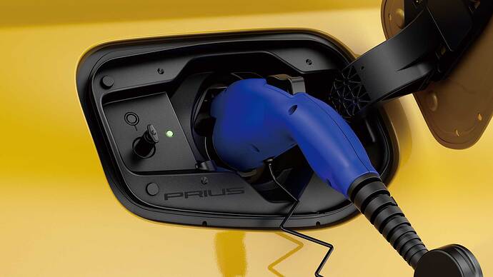 現行プリウスPHEVの充電口。普通充電用のインレットしか備えていない。