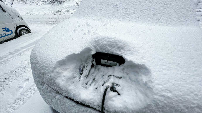 コードを繋いだままの充電口を発掘。手製カバーが雪から守ってくれていた。