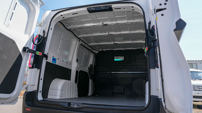 スクエアで使いやすそうな荷室。