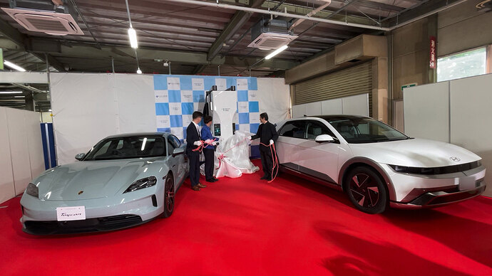 SERA-400のお披露目会でもIONIQ 5とタイカンがデモカーとして登場していました。
