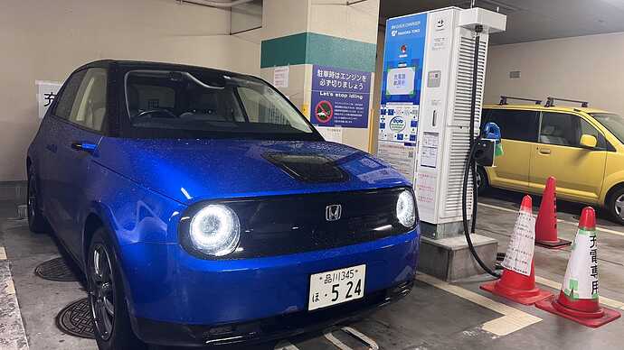 月島駐車場の急速充電器。たまたま故障中でした……