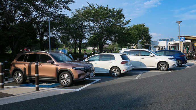 足柄SAでは2基の40kW器でリーフとe-GOLFが充電中。ともに残り数分だったので、1枠残っていた充電待ちスペースにピットイン。
