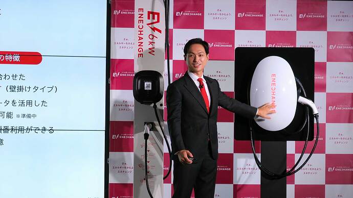 タマゴ型がキュートな新デザインのオリジナル充電器を紹介する城口CEO。