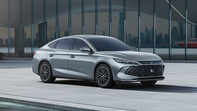 第五世代PHEVシステムを初搭載したQin L。燃費性能は中国最高水準の3.8L/100km(WLTC)を実現。9.98万元(日本円で約216万円)からというコスト競争力の高さも強み。
