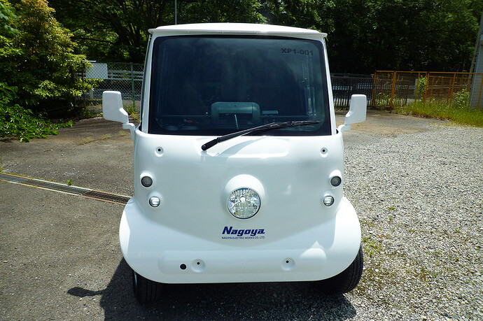 ヘッドライトは一つだが、2輪車ではなく4輪車であることを左右のポジショニングランプで夜間は知らせる。