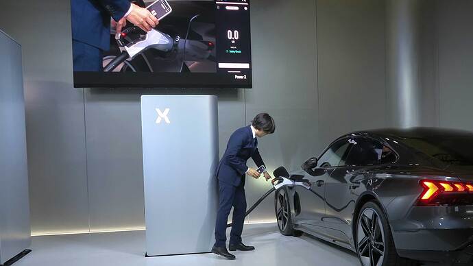 発表会の中で実際に充電する様子も披露。130kW以上の出力でした。ケーブルは現在の90kW器や150kWブースト器に使われているものです。展示されていたのはプロトタイプなのでケーブル長は展示用に短くしていました。また実機では液冷になる可能性もあります。