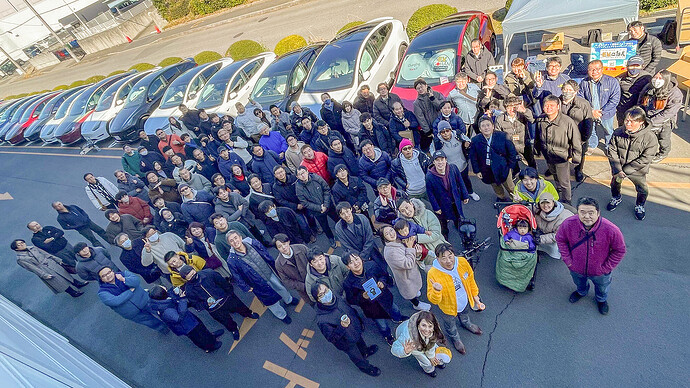 「NEW YEAR EV MEET 2025」の集合写真。参加者全員ではないですが、いろんなEV車種のオーナーが集結しました。