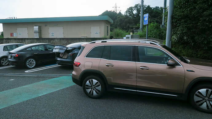 駿河湾沼津では、充電終了したモデル3の横で、もう1台のモデル3が充電待ちしていたので、スルー。