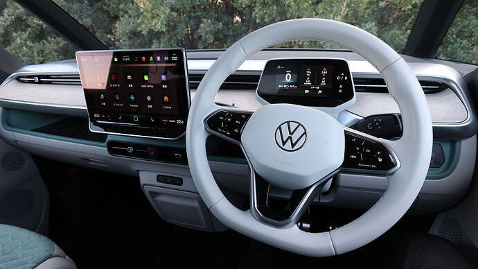 インテリアはさすがの質感。車載ナビはなくスマホ連携で活用します。前席シートにはマッサージ機能まで付いてました。