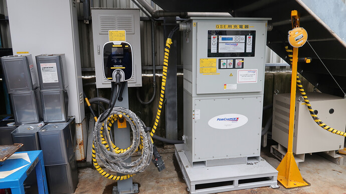 右がポジチャージの急速充電器。左は社用車のEV用普通充電器。