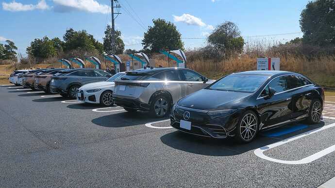 新東名浜松SA下り線。1口最大90kWの6口器と1口最大150kWの2口器が並び、最大で8台のEVが同時充電可能。