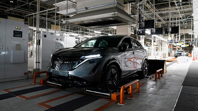 日産アリアの生産ライン。