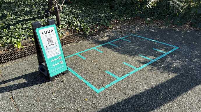 今回のイベント会場である駐車場の一角にも「LUUP」の貸し出し場所（ポート）がありましたが、キックボードは全数出払っていました。