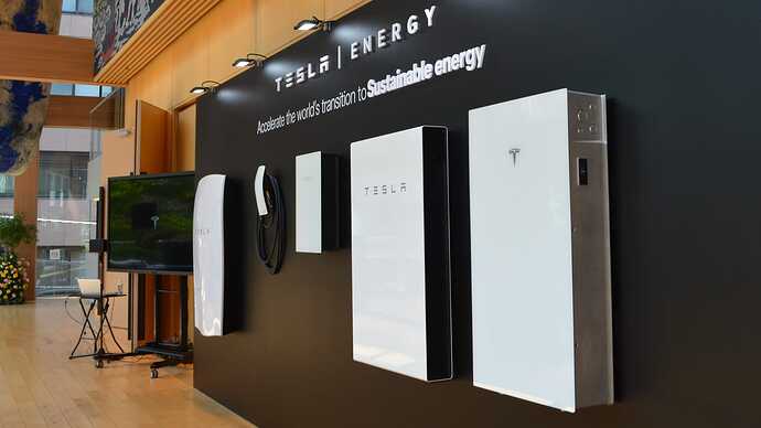 左から初代Powerwall、WallConnector（EV充電器）、Powerwall 2（Backup Gateway＋本体）、Powerwall 3。
