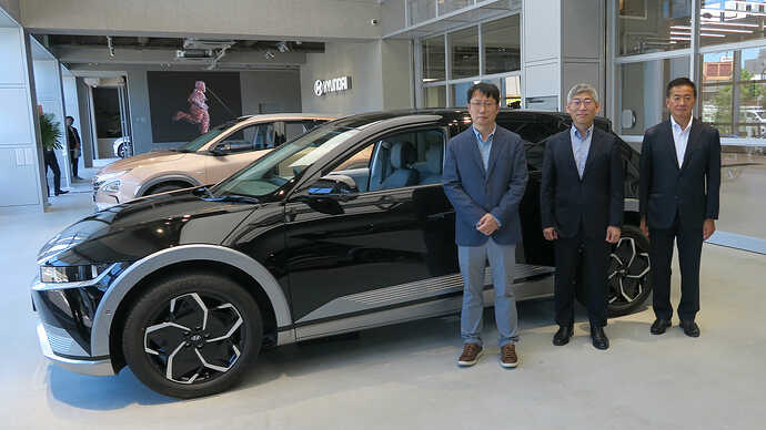 写真左から、Hyundai Mobility Japan R&D Center 崔 南一（チェ・ナムイル）所長、Hyundai Mobility Japan 李 正旭（イ・ジョンウク）社長、Hyundai Mobility Japan マネージングダイレクターの加藤成昭氏。