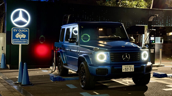 メルセデスEQ青山の100kW器での充電風景。都心でありながら駐車料金は最初の40分間は無料と良心的です。30分で32.48kWhを充電しました。