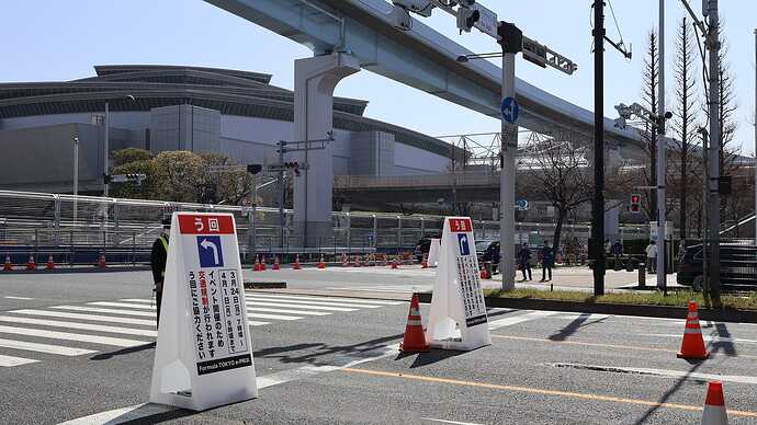 公道サーキット周辺は交通規制が敷かれており、あちこちに看板や警備員の姿が。