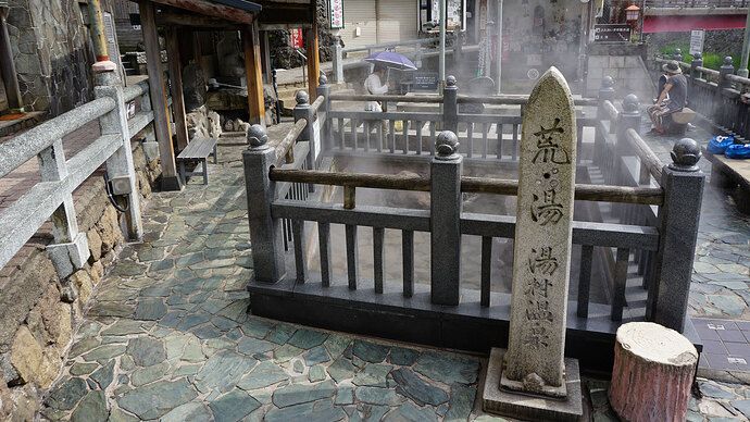 私の郷里に近い湯村温泉（兵庫県）の荒湯。源泉でゆで卵とか作れます。