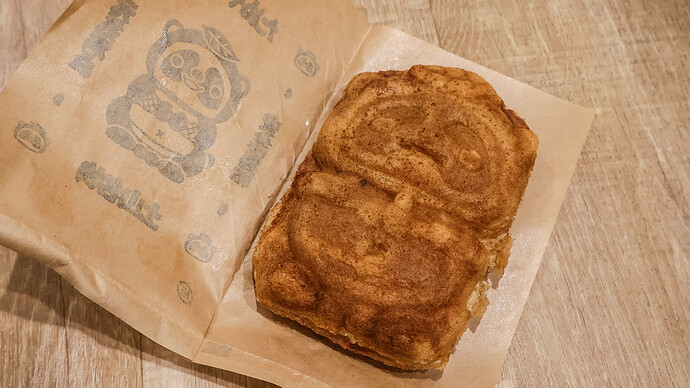 「たぬ焼き」には定番のあんこなどのほかに、甘くないあんのベーコンエッグ味もあり、今回は迷わずこれを選んだ。