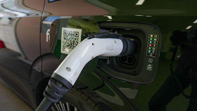 デモカーの充電口はまだCCS のままだが、導入される日本仕様車ではチャデモ規格の急速充電に対応予定。