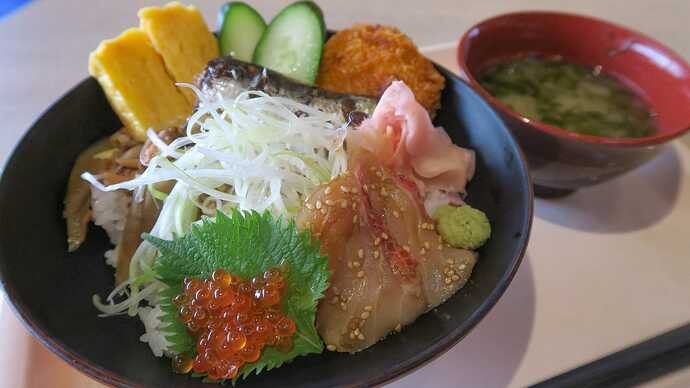 フードコートで、イワシやアサリが載った「ち〜ば丼」をいただきました。