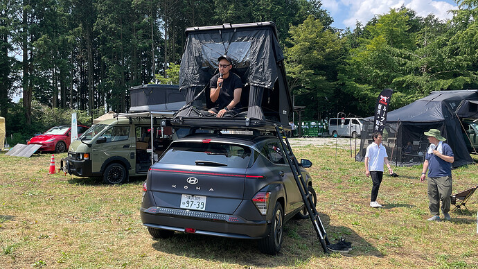 KONAに装着したルーフテントで設営を実演。3分足らずでOKでした。