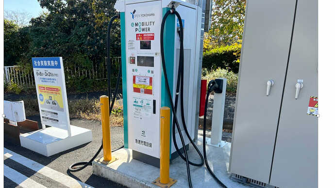 しらとり台のケーブル関連の改善を示す。充電ガン収納用ソケットが筐体前面ではなく、後ろのポールに設けられている。