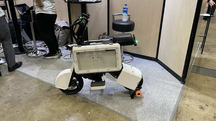 今後どうするかは検討中の試作品。電動で変形するのはトランスフォーマーっぽい。