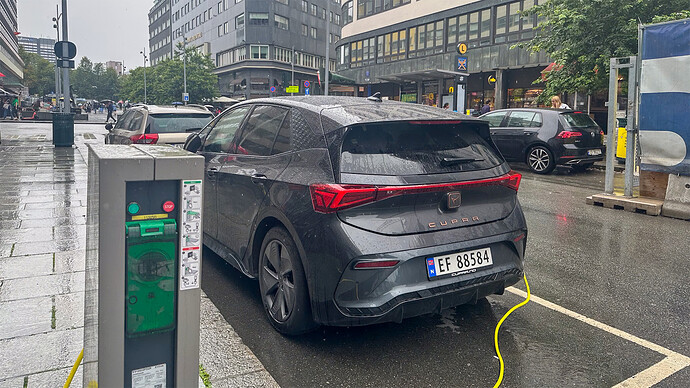 スペインのSEATのEVブランドCUPRAも見かけた