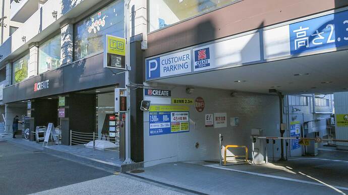 今回利用してみたのは東京都目黒区の「チェスナットヒルズ」という施設のコインパーキングに設置された6kW器。ドラッグストアで買い物すると駐車料金が45分間無料になるサービスがありましたが、開店前だったので7分ほどで充電終了して撤退しました。