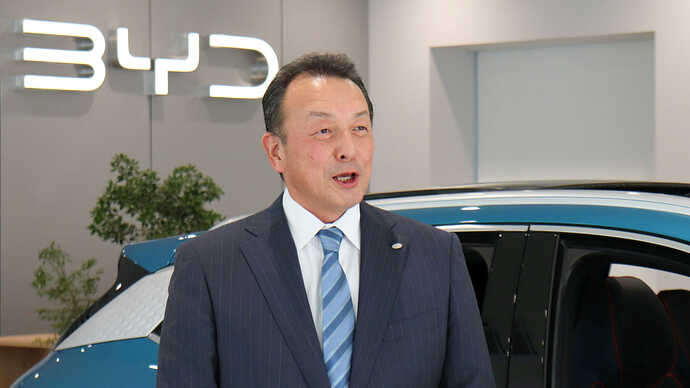 ディーラー1号店のオープンで挨拶する東福寺社長。