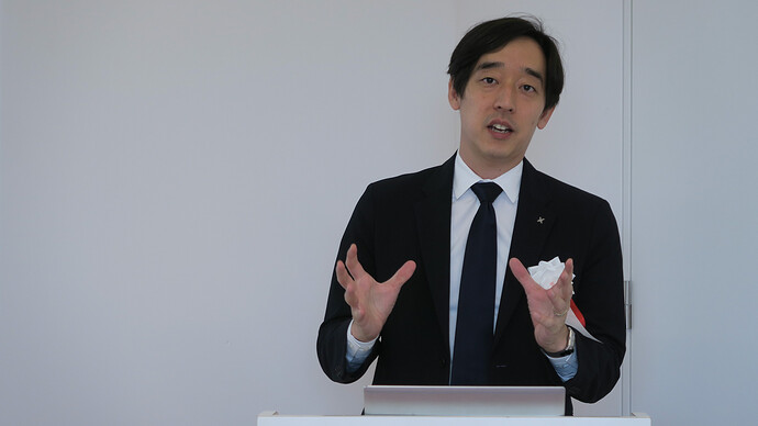 開所式でプレゼンテーションする株式会社パワーエックスの伊藤正裕氏（取締役代表執行役社長CEO）。