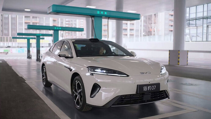 第2世代ブレードバッテリー搭載車とフラッシュ充電器（BYD公式ライブ配信より引用）。