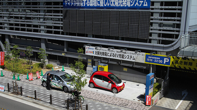 2012年、i-MiEVで関西取材に行った際、ミナミの充電スポットでリーフのEVタクシーと鉢合わせなんてこともありました。