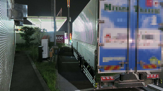 海老名SAでは充電区画をふさぐトラックにしばしば遭遇（写真は2020年7月）したことがあります。