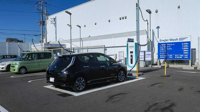 洗車して、拭き上げしながら充電できるのが便利でした。