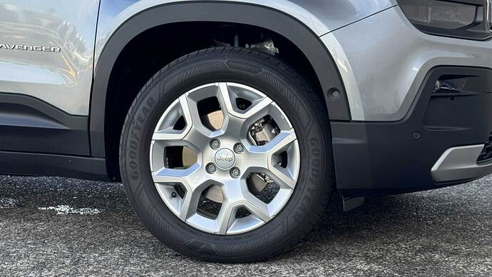 アルティテュードの215/60R17サイズのタイヤ。メーカーはGOODYEAR、商品名はEfficientGrip 2 SUV。空気圧は前後ともに250kPa、積載量が多い場合のリヤが280kPaになることを含めて18インチも同じ設定値。