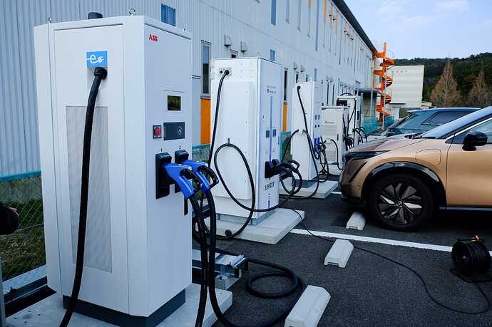400V入力で、高出力、複数口など比較的新型充電器の列。センターでは2系統の電源を引いており、低出力と高出力で各1基、合わせて2基の充電器を同時に使うことが可能とのこと。