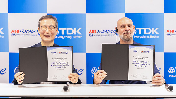 TDKの齋藤昇社長（左）とフォーミュラEのジェフ・ドッズCEO（右）。