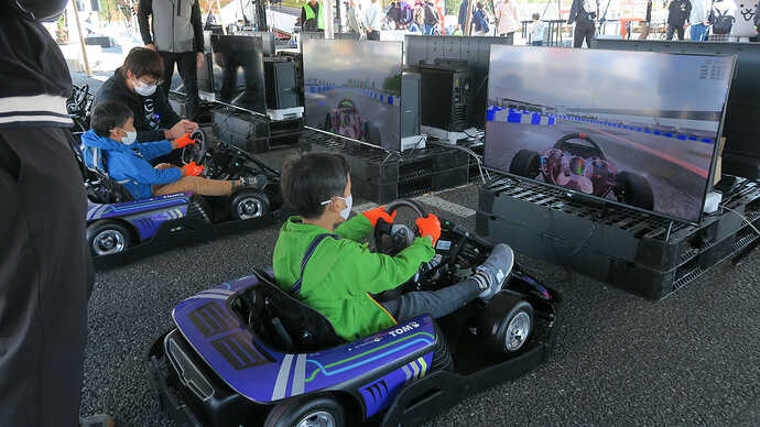 コースへ出る前にはシミュレーターゲームで練習も!
