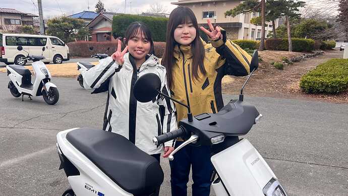 EM1 e:で安全講習を受けた小池美羽さん（左）と新井颯七さん（右）。